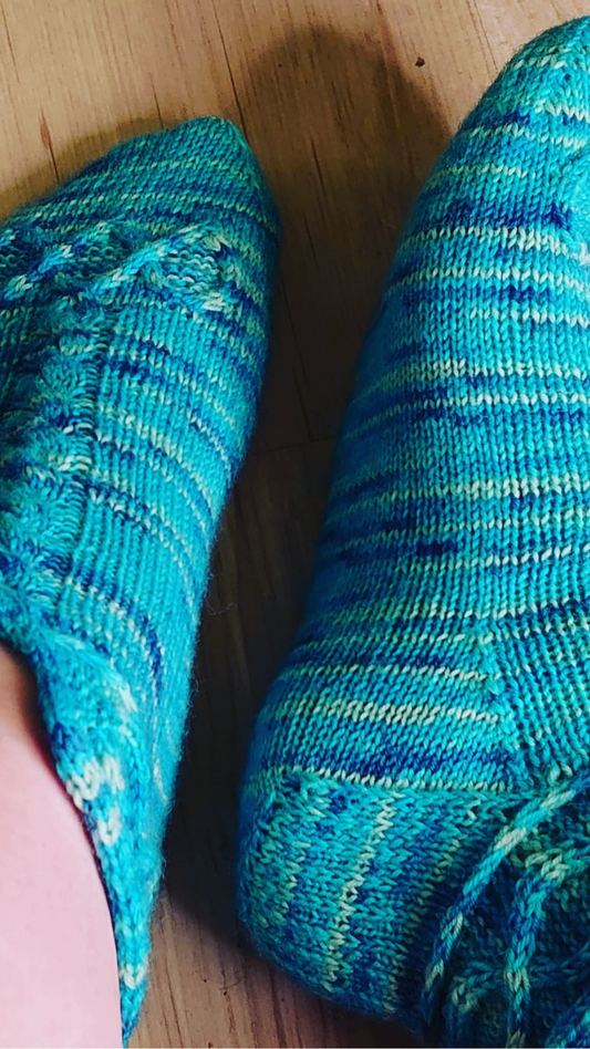 Infinity x infinity - Cable Sock Knitting Pattern