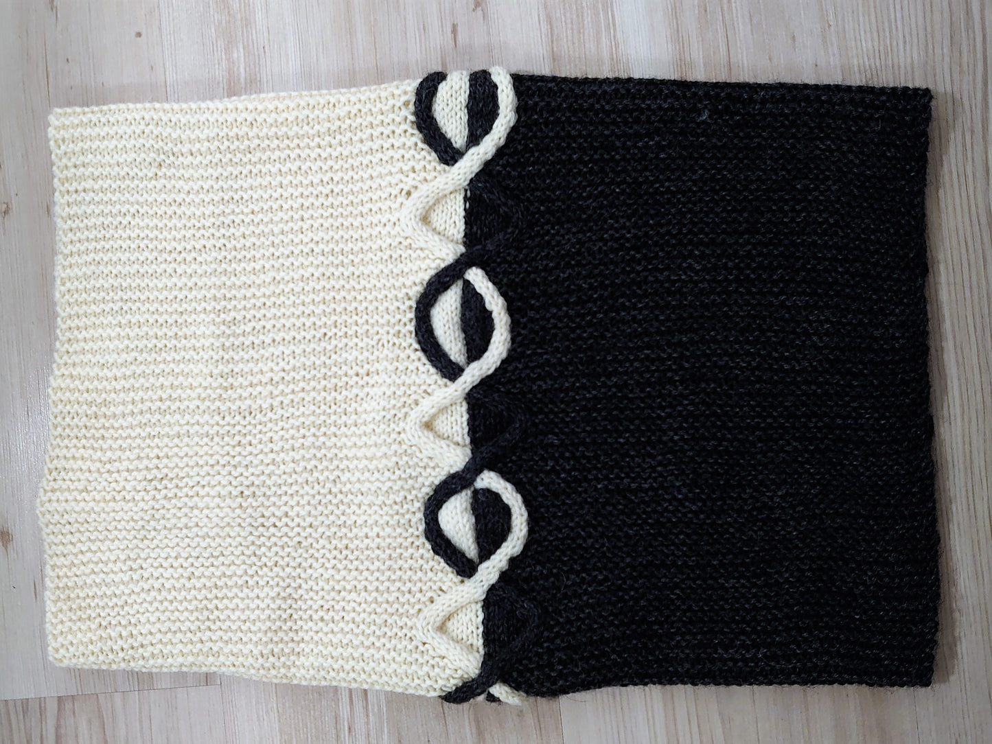 Vintergatan - Two Colored Cables Cowl Knitting Pattern