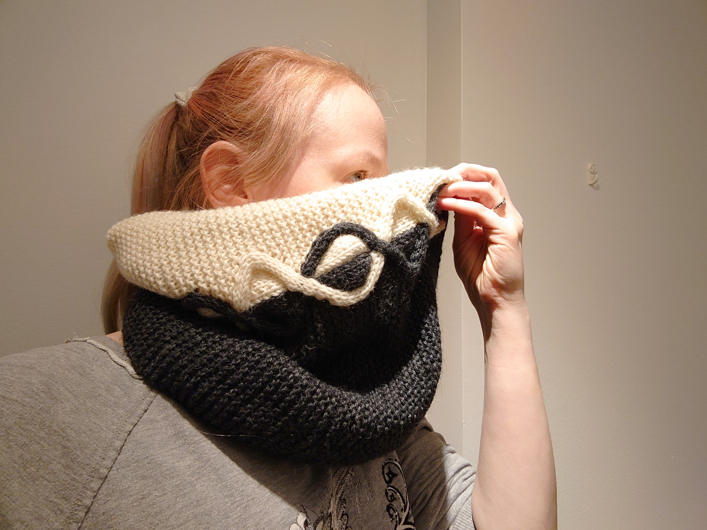 Vintergatan - Two Colored Cables Cowl Knitting Pattern