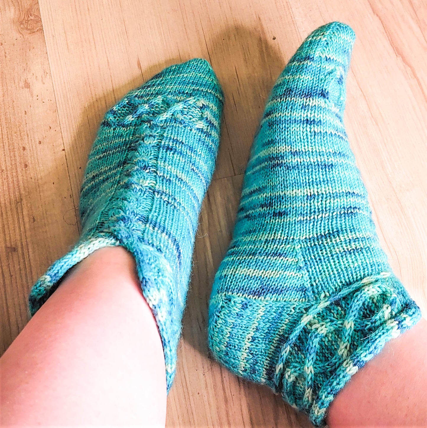 Infinity x infinity - Cable Sock Knitting Pattern