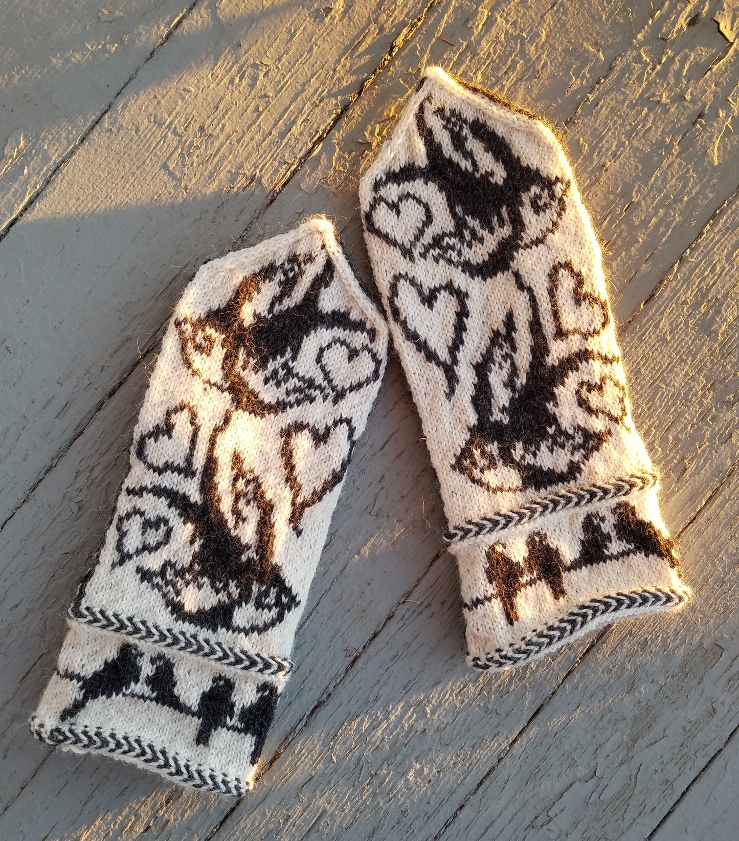 Swallow Love Mittens - Mittens Knitting Pattern
