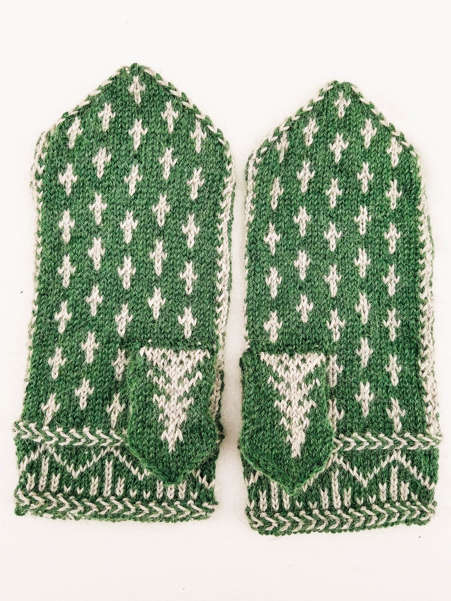Talvisen Maan Hetki- Bear Mittens Knitting Pattern