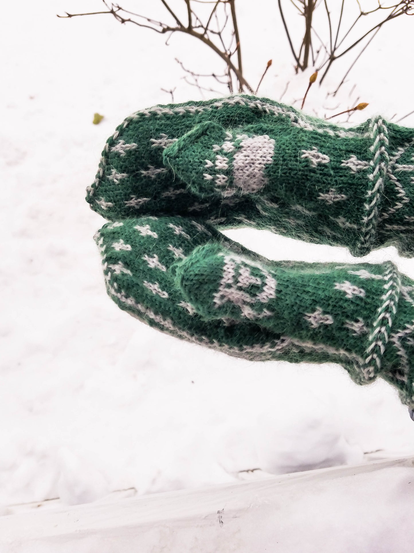 Talvisen Maan Hetki- Bear Mittens Knitting Pattern