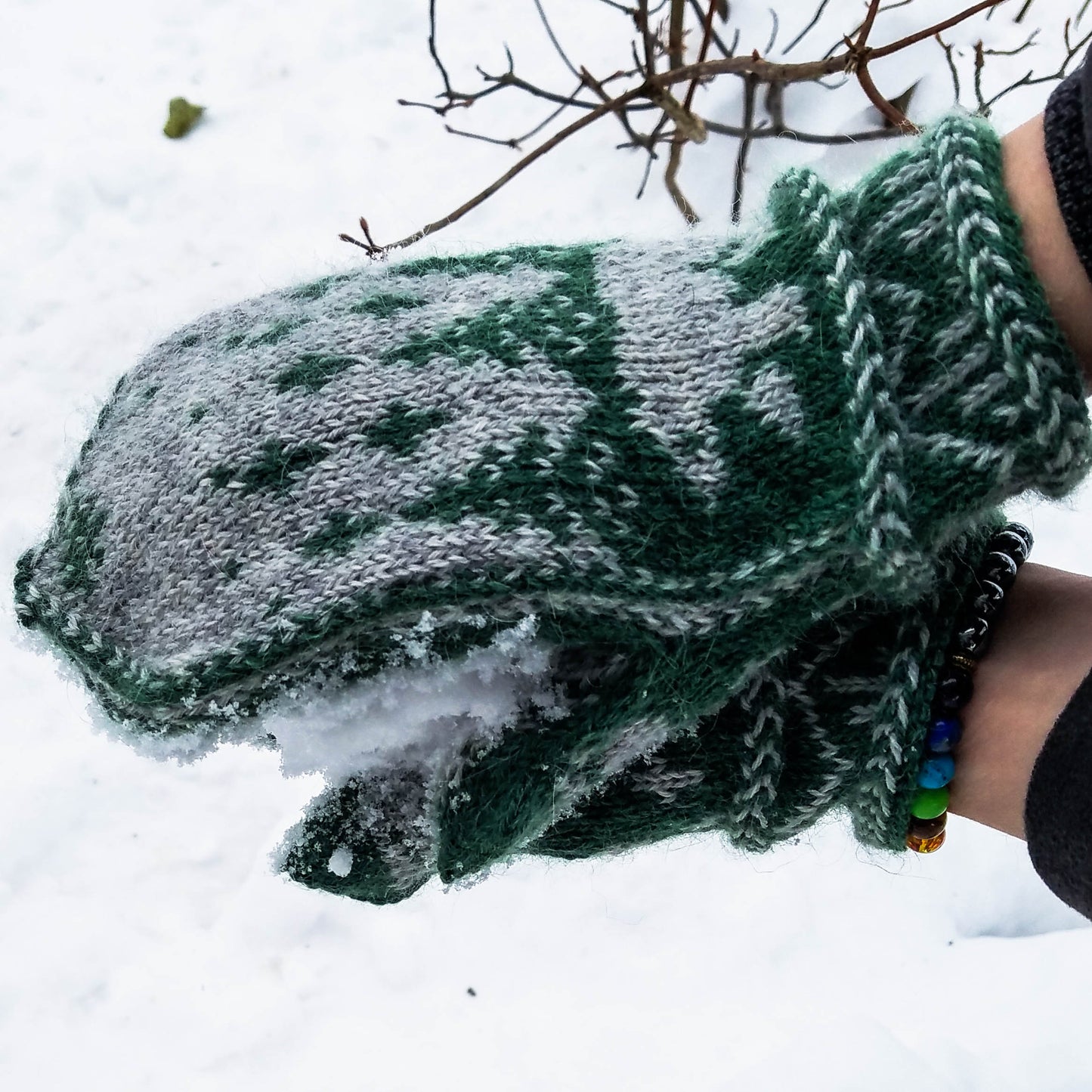 Talvisen Maan Hetki- Bear Mittens Knitting Pattern