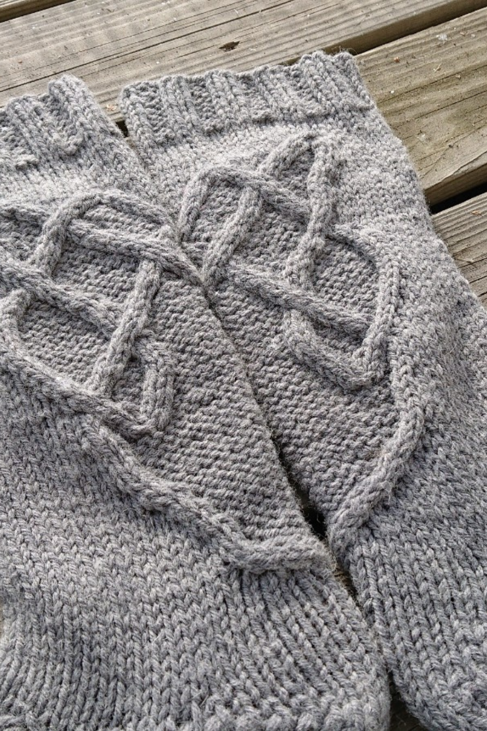 Polarvargen - Wolf Cable Sock Knitting Patterns