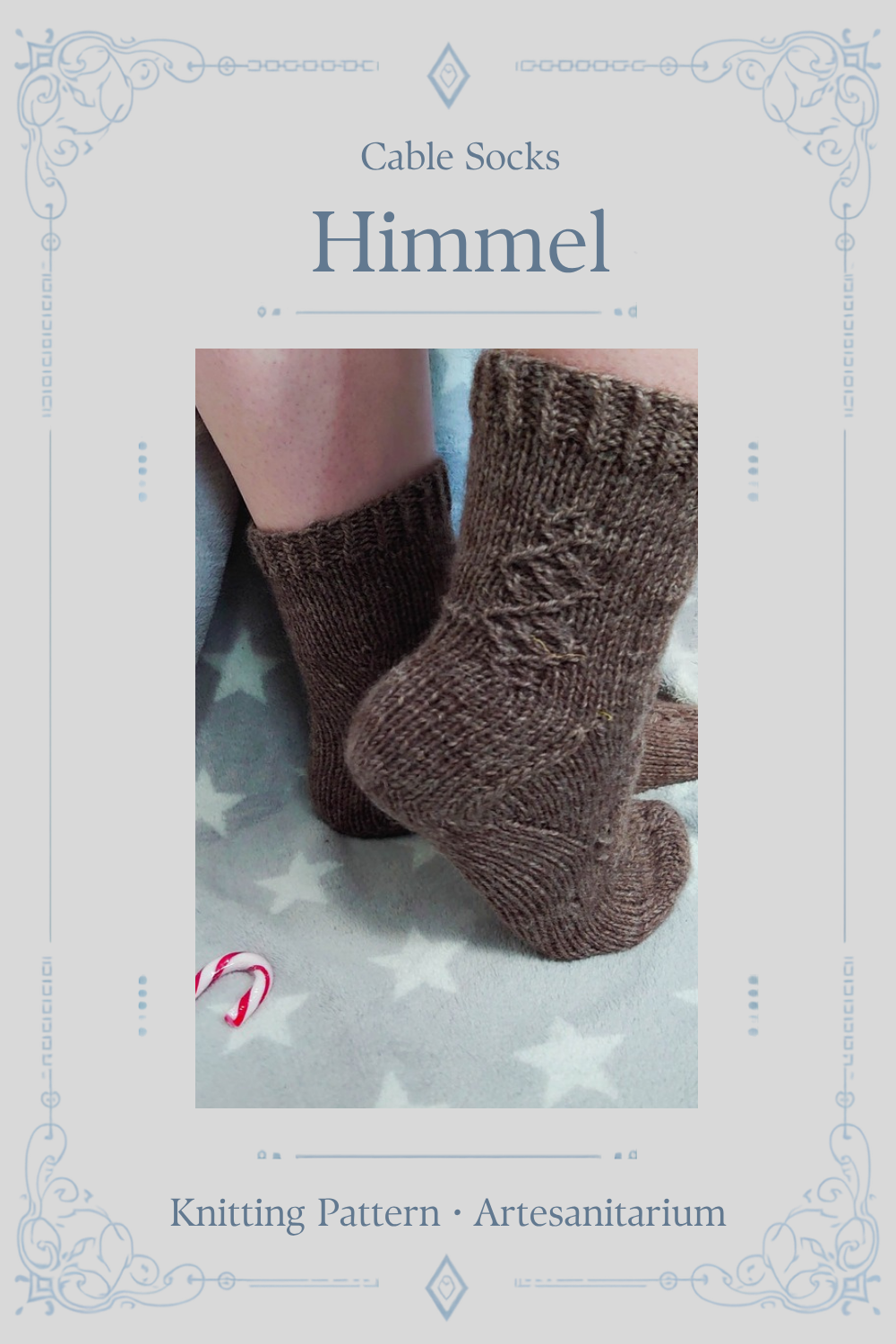 Himmel cable socks knitting pattern by Artesanitarium – Pinterest pin