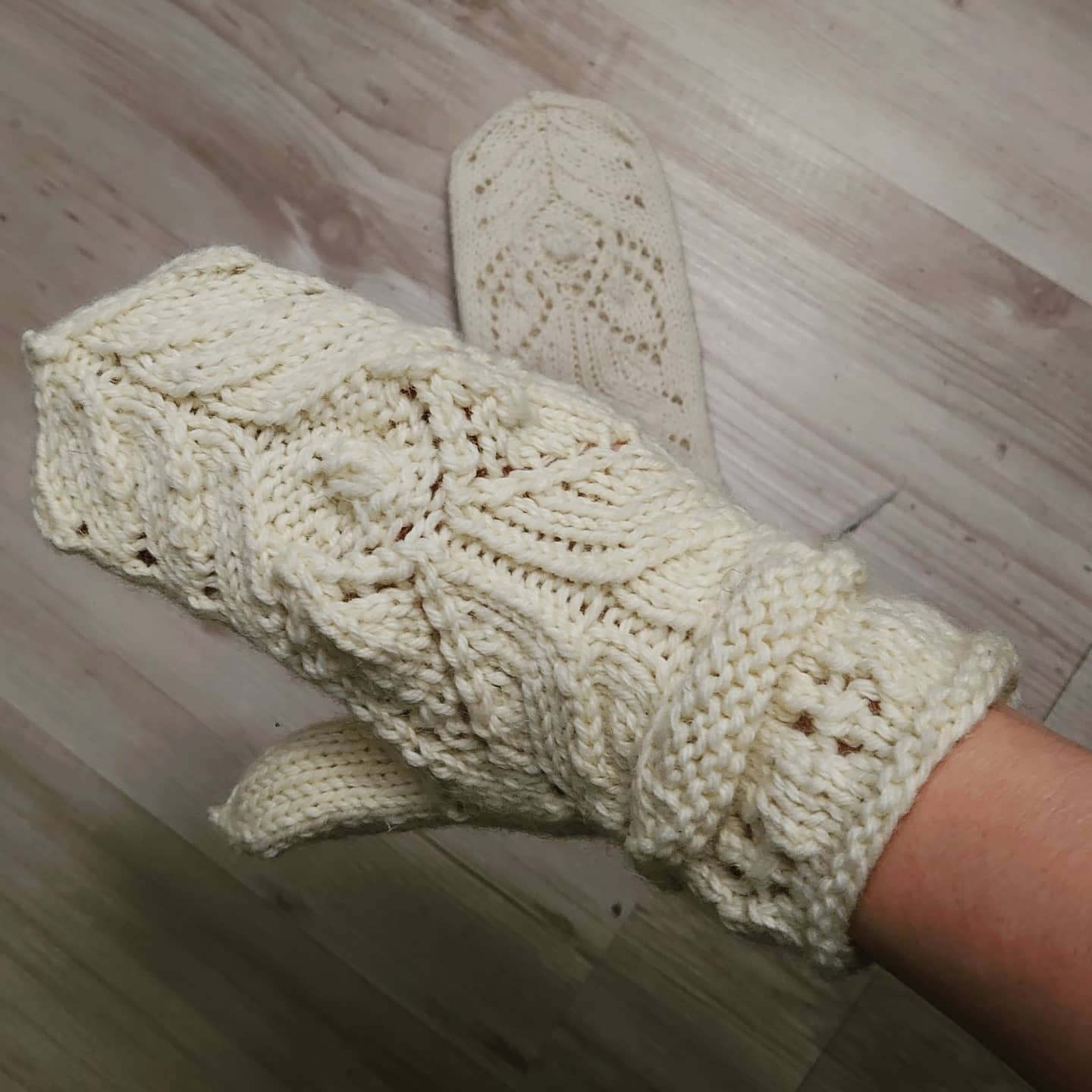 Heavy Snow Angles - Mittens Knitting Pattern