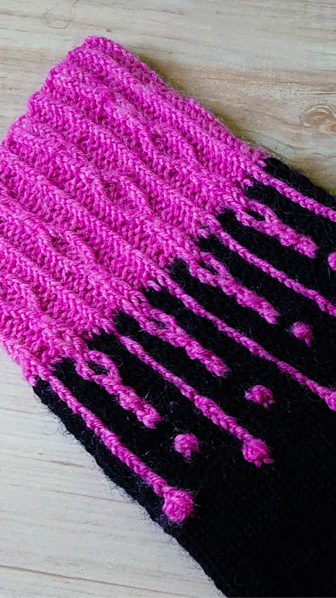 Bleeding Colors - Intarsia Cables Sock Knitting Pattern