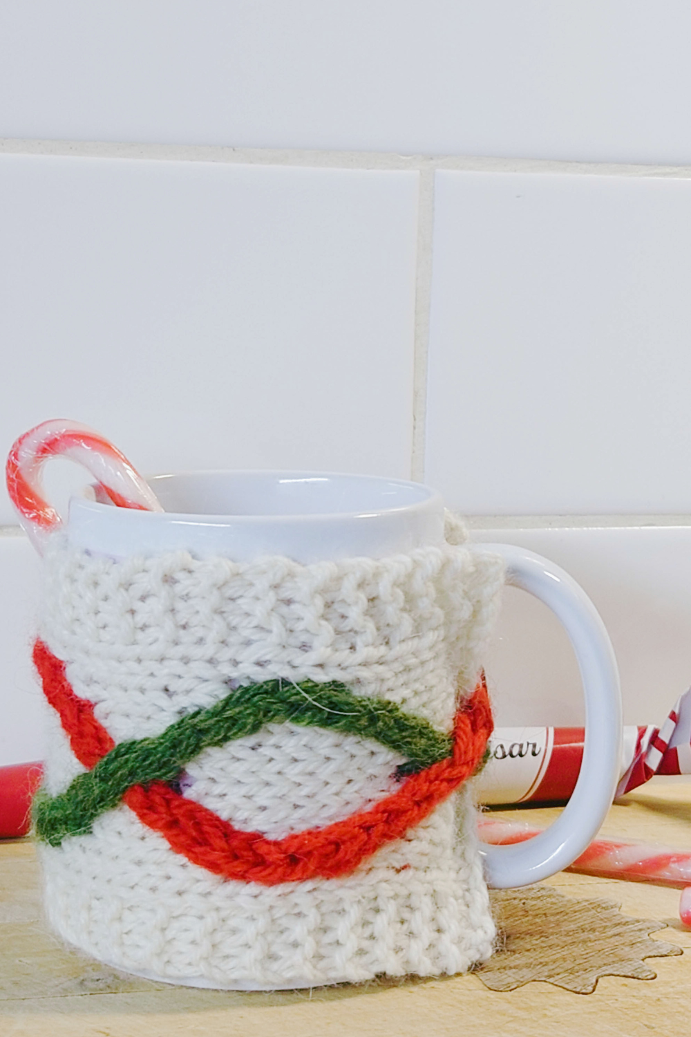 Yule Vine – Intarsia Cable Christmas Mug Cozy Knitting Pattern