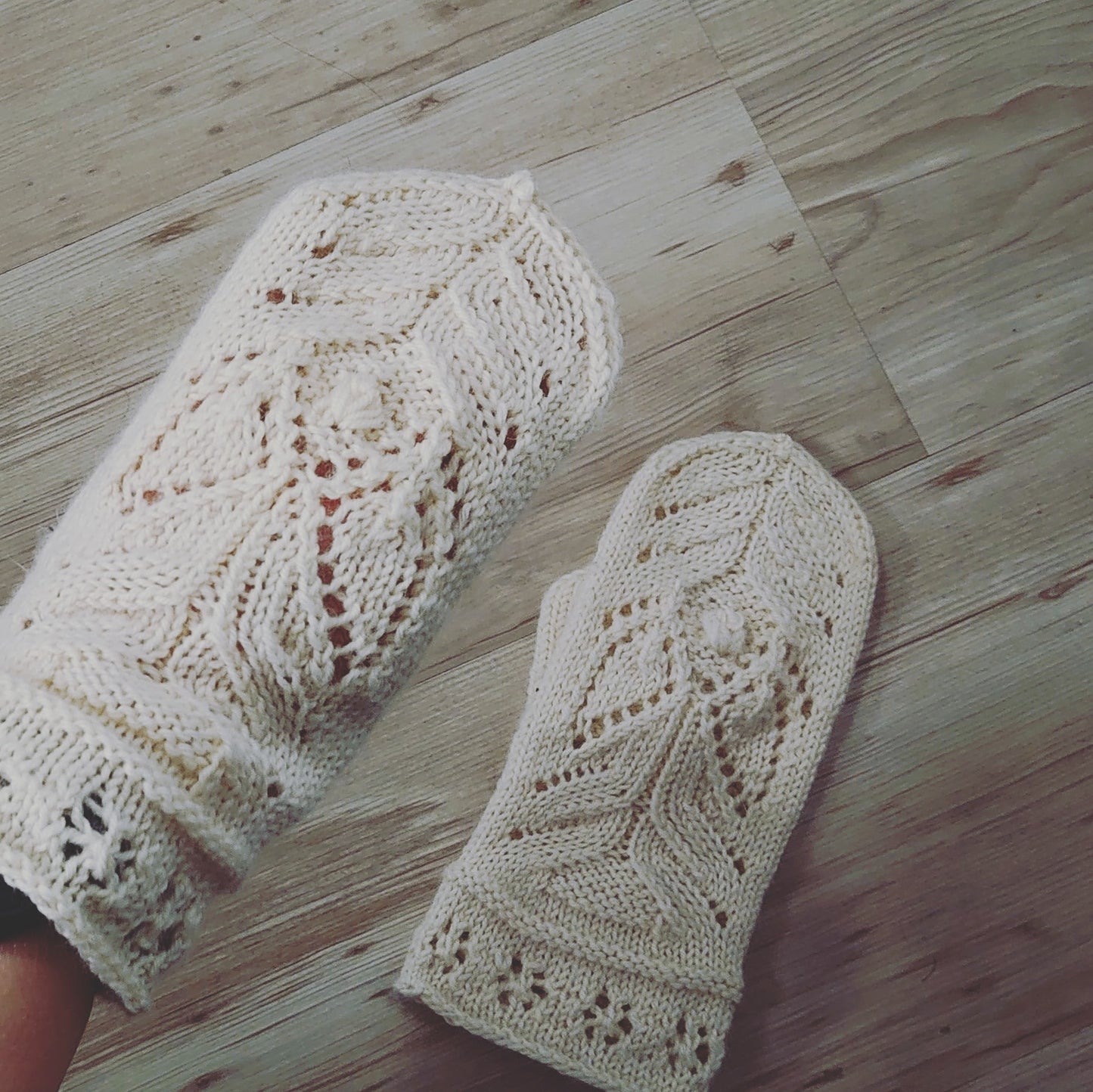 Light Snow Angels - Lace Mittens Knitting Pattern