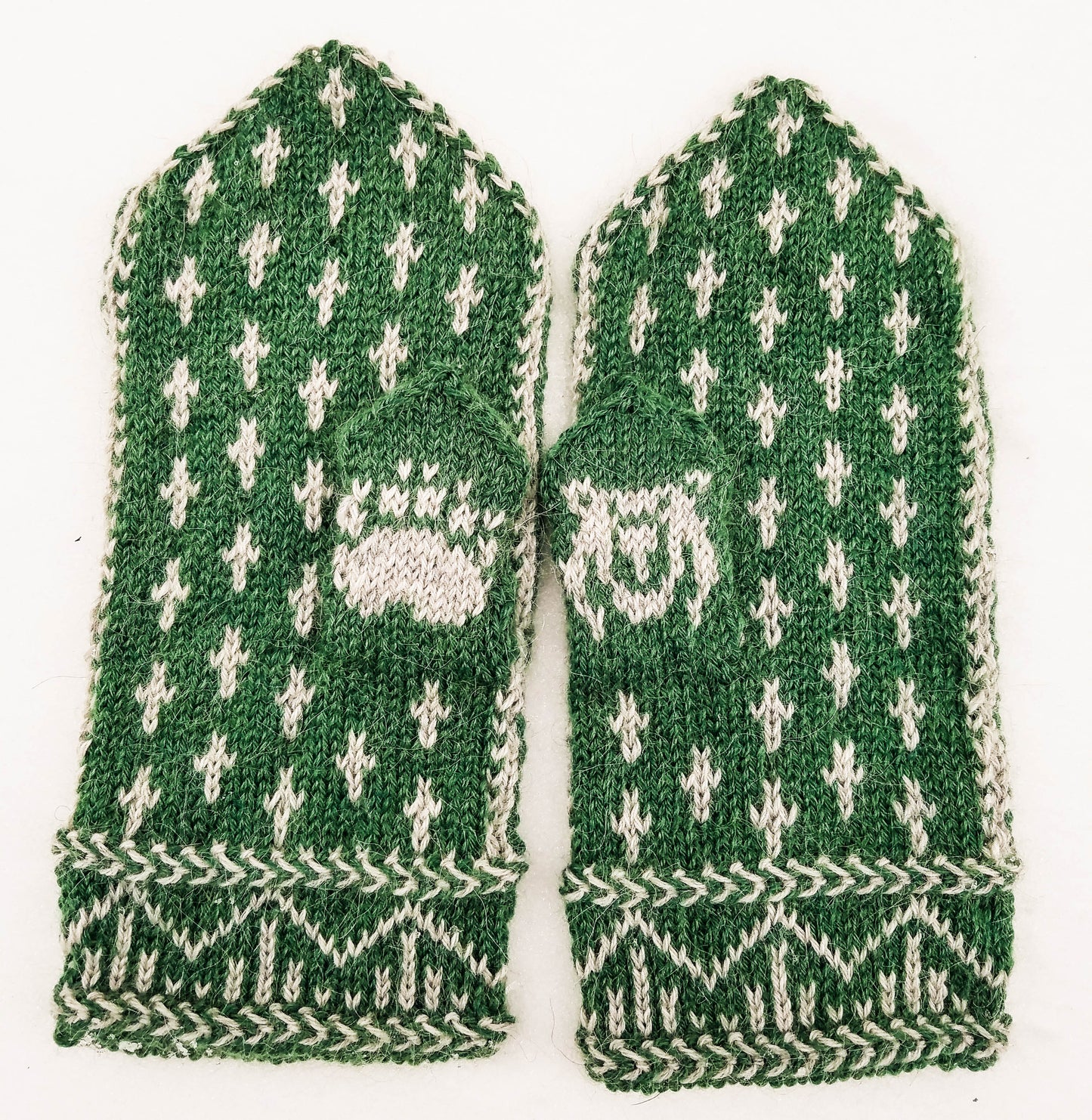 Talvisen Maan Hetki- Bear Mittens Knitting Pattern